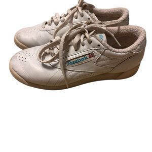 Vintage 1990’s Women’s White Freestyle Reebok Sneakers